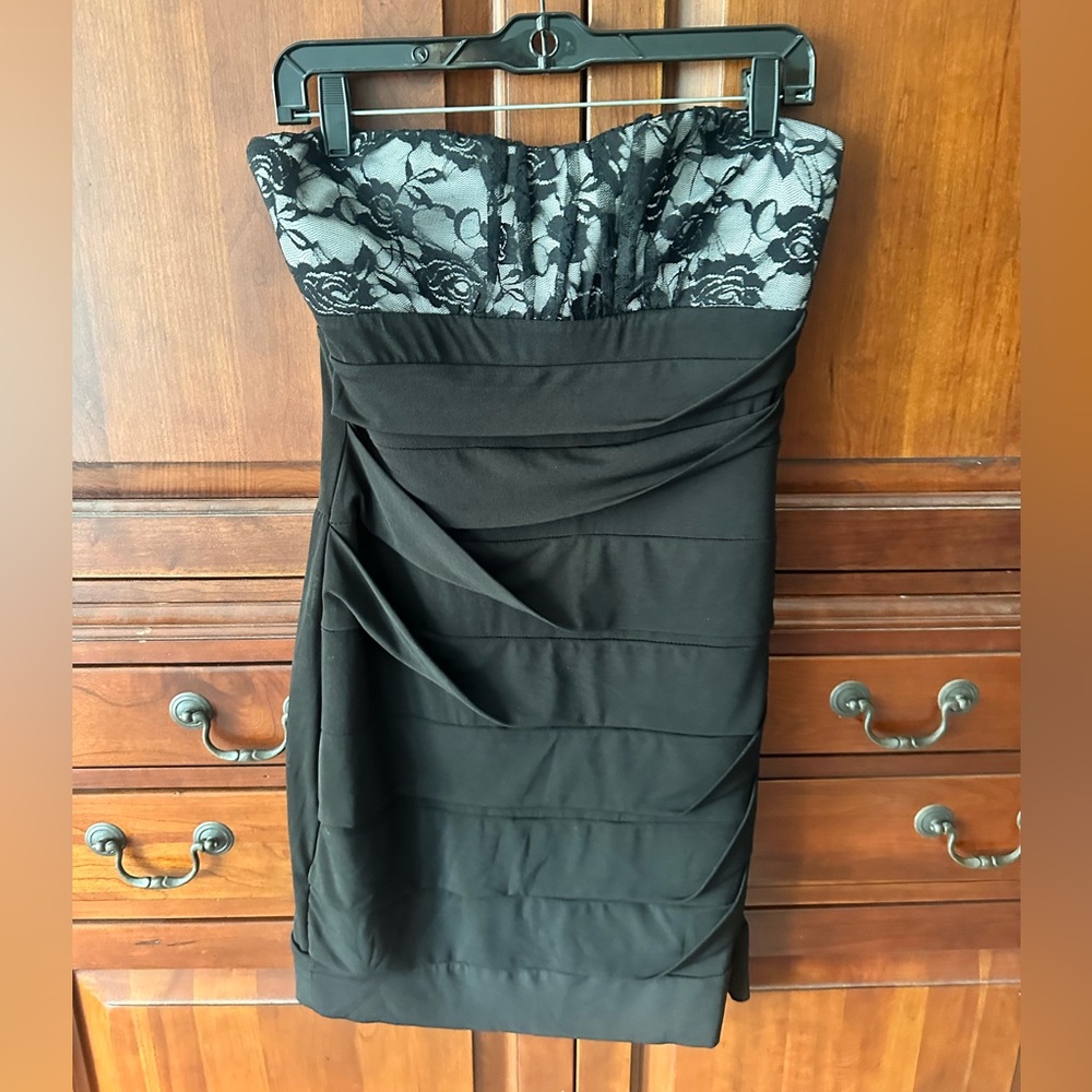 Elegant Black Lace Strapless Dress